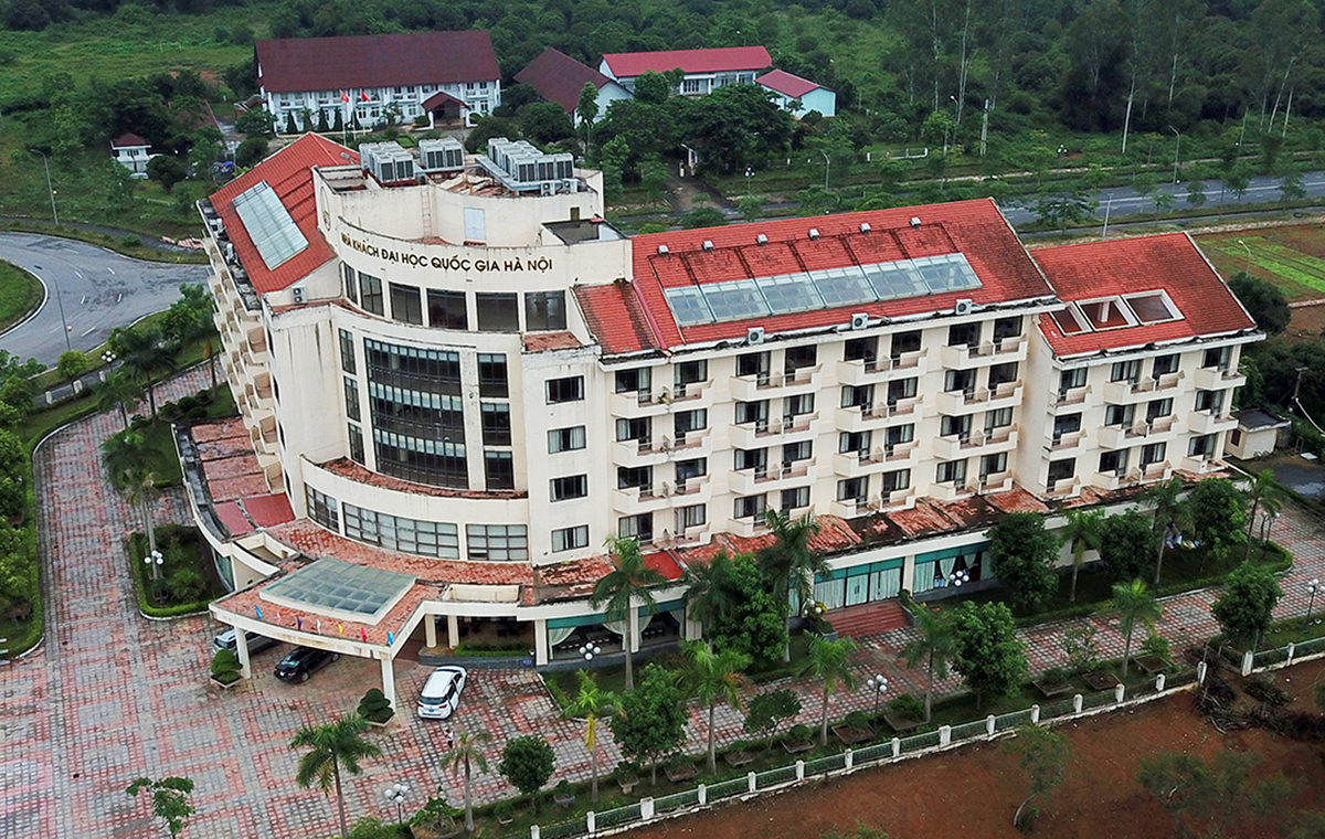 Nhà khách Đại học quốc gia là một trong những công trình hiếm hoi của Dự án Đại học Quốc gia Hà Nội tại Hòa Lạc được đi vào vận hành