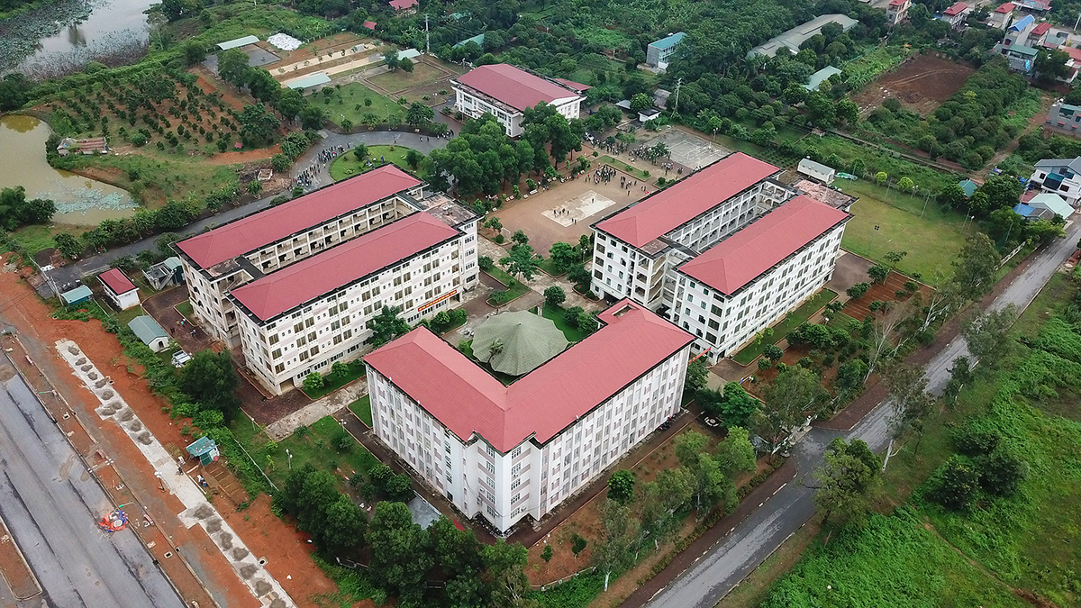 17 năm từ ngày được phê duyệt đề án đầu tư xây dựng cơ sở mới ở Hòa Lạc, KTX của trường Đại học Quốc gia Hà Nội đang được sử dụng làm nơi học an ninh quốc phòng, chưa một cơ sở giáo dục nào được di dời đến địa điểm mới