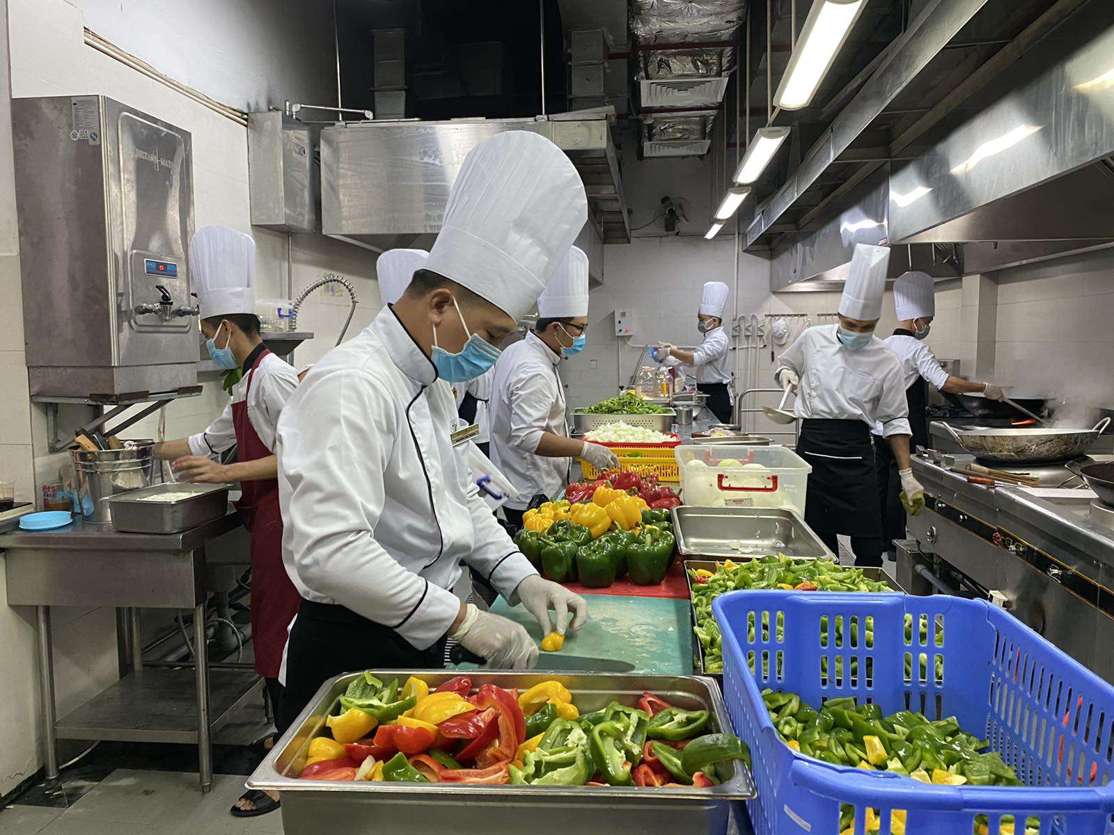 Cán bộ nhân viên Công viên Châu Á nấu ăn phục vụ thi công Bệnh viện dã chiến