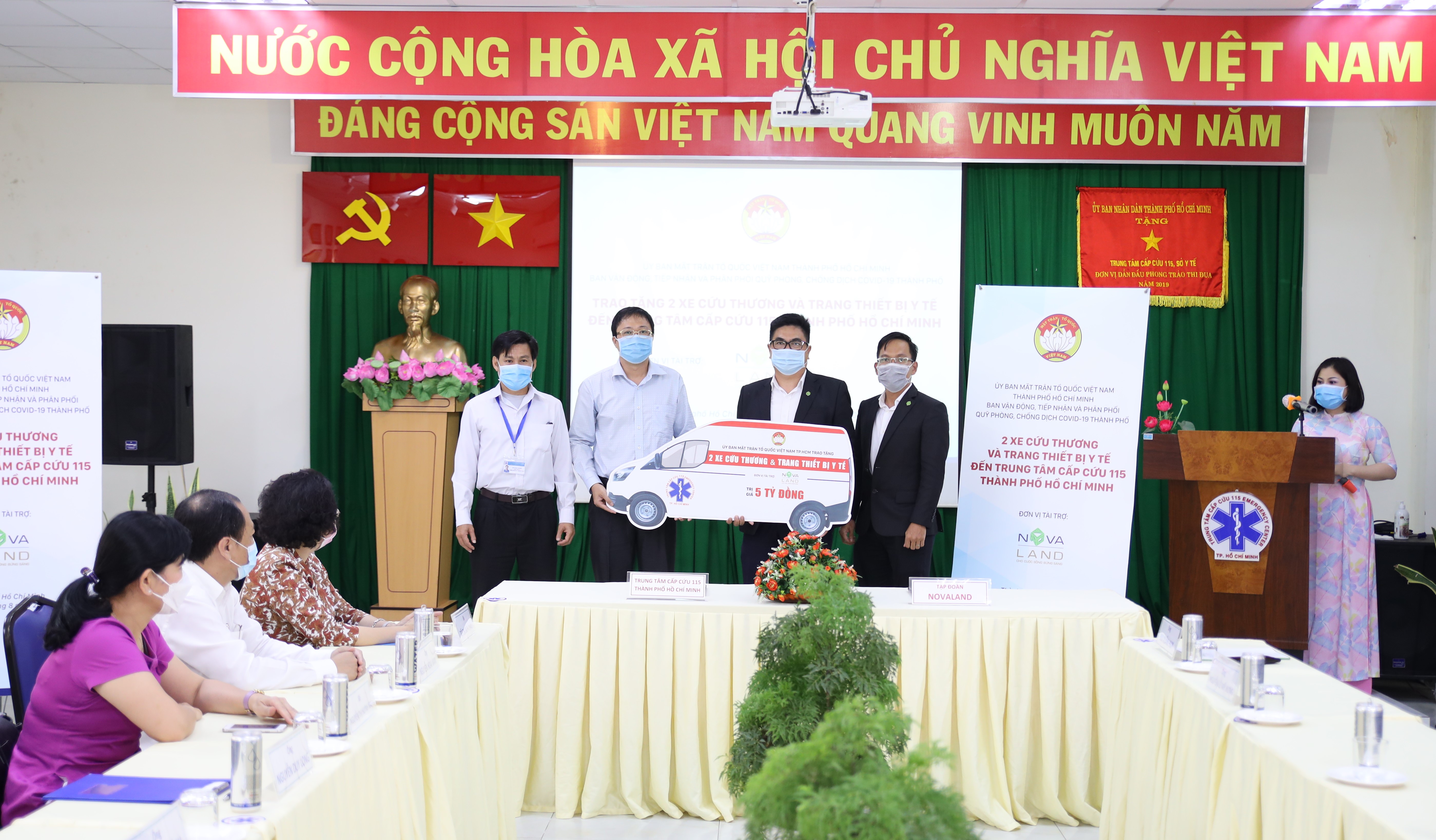 Ông Nguyễn Duy Long, Giám đốc Trung tâm Cấp cứu 115 TP.HCM tiếp nhận 2 xe cấp cứu do Tập đoàn Novaland tài trợ