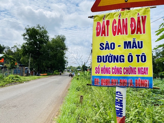 Thông tin bán đất treo trên cột biển báo tại xã Cửa Cạn, huyện Long Thành.
