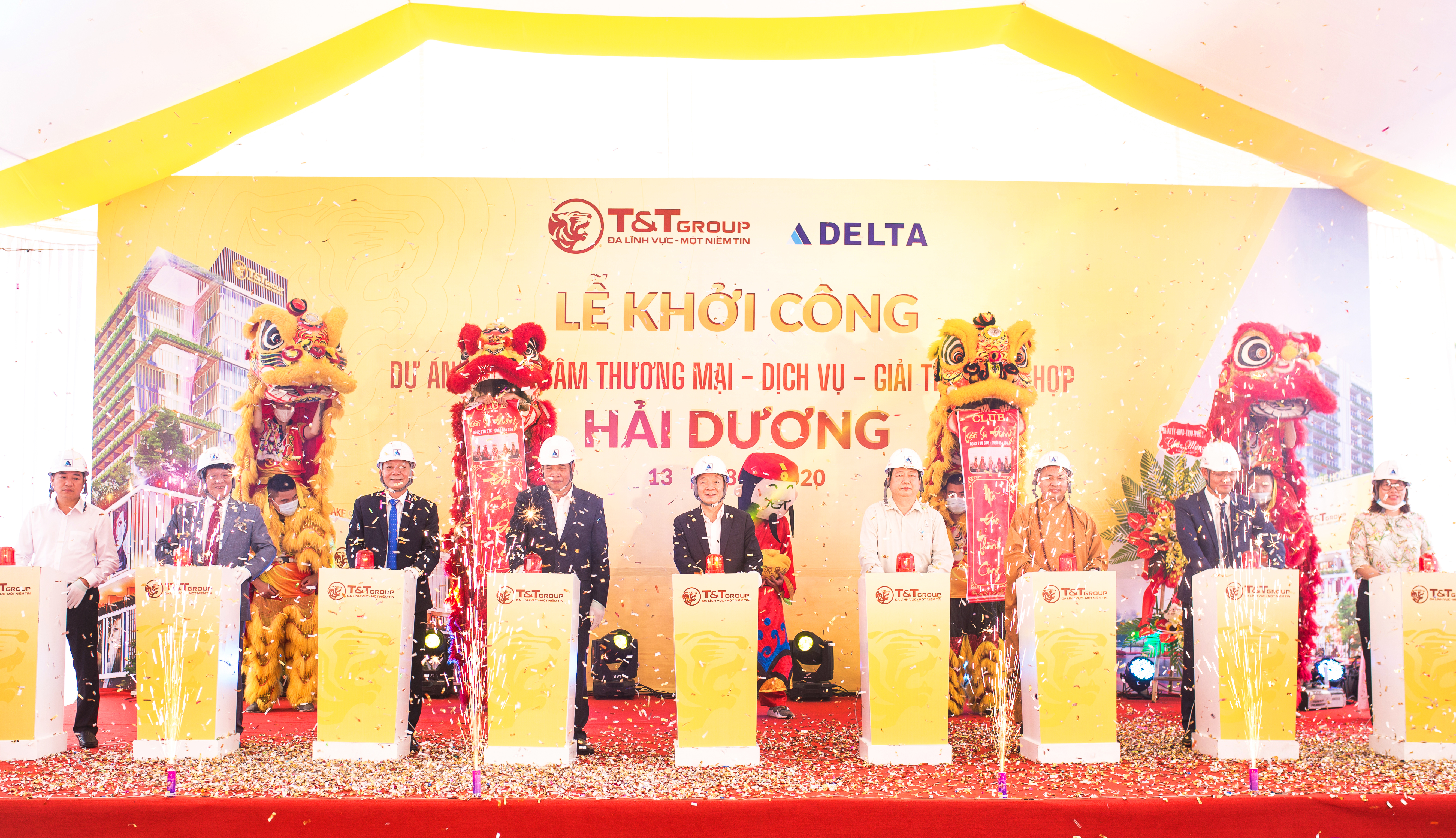 Ông Đỗ Quang Hiển, Chủ tịch HĐQT kiêm TGĐ Tập đoàn T&T Group (đứng giữa) và các vị đại biểu bấm nút khởi công xây dựng dự án 