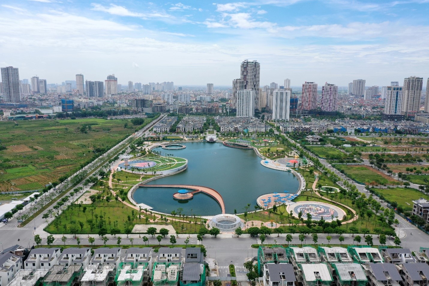 Công viên Thiên Văn học rộng 12ha có tâm là Hồ Bách Hợp Thủy rộng 6ha tại trung tâm khu đô thị Dương Nội