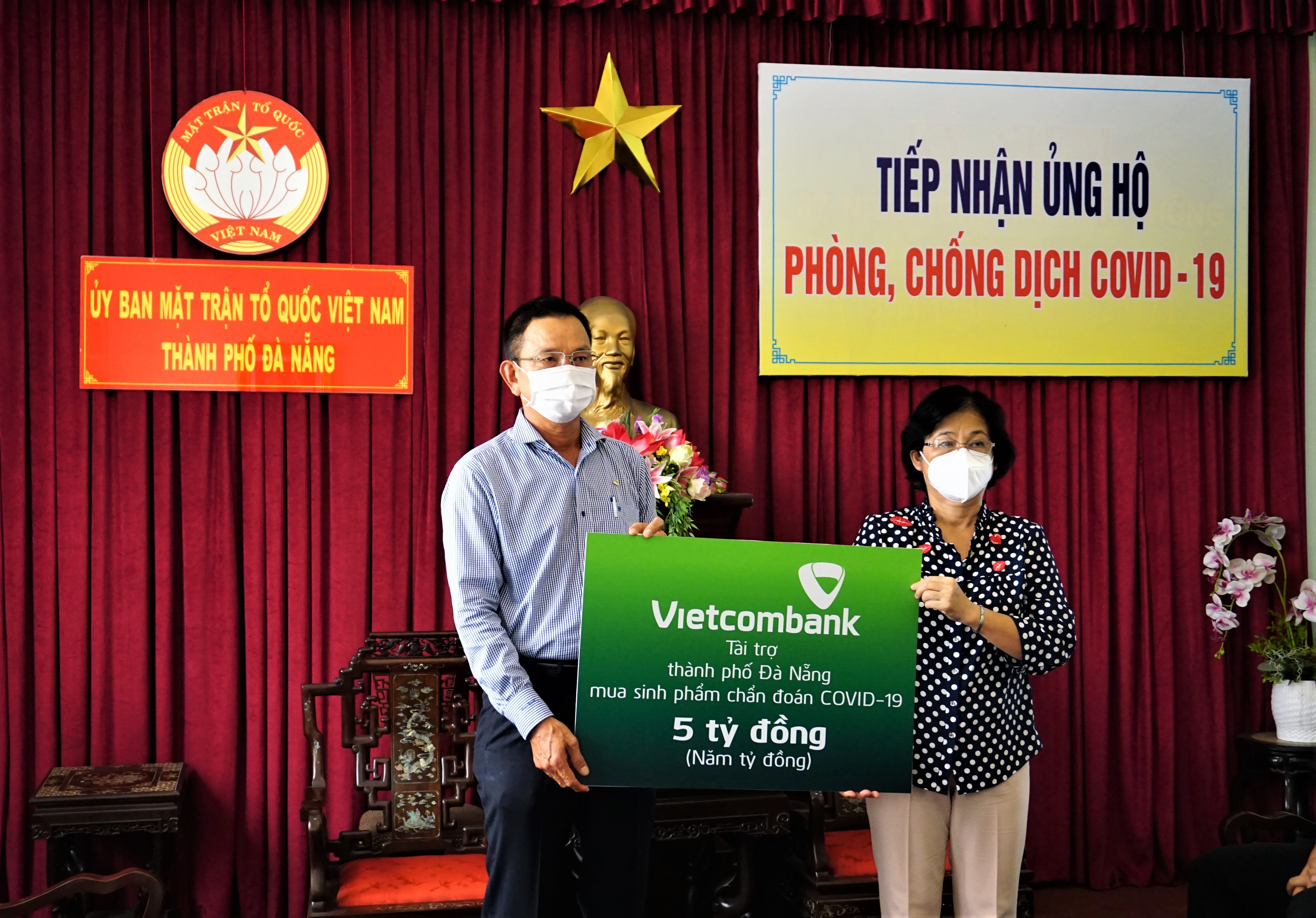 Ông Nguyễn Quang Việt thay mặt Ban lãnh đạo và cán bộ nhân viên Vietcombank chúc TP Đà Nẵng sớm hoàn thành nhiệm vụ và giành chiến thắng trước dịch bệnh.
