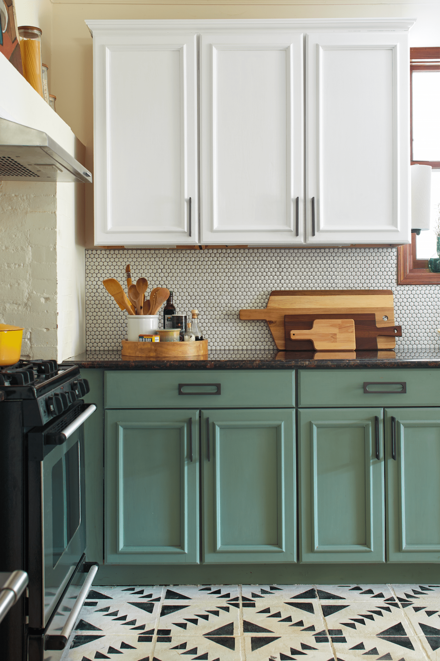 Một căn bếp với màu tươi sáng làm chủ đạo có thể lựa chọn sơn màu xanh cho tủ bếp dưới. Gam màu xanh nhẹ nhàng giúp không gian tươi tắn, đẹp mắt và trẻ trung hơn.