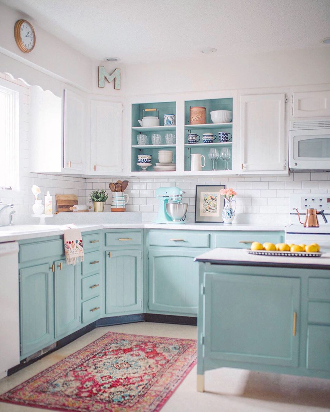 Với những căn bếp có gam màu trắng làm chủ đạo, bạn thử lựa chọn sơn tủ màu xanh bạc hà, gam màu như mang cả không khí tươi mát vào nhà của bạn.