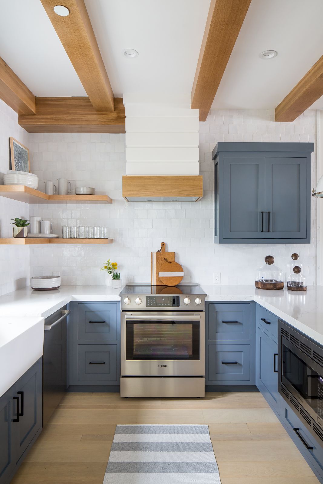 Hệ tủ bếp dưới có thể nên lựa chọn gam màu xanh xám, màu mang đến sự yên tĩnh và ấm cúng, hiện đại nhưng không kém phần nổi bật cho không gian nấu nướng của gia đình bạn.