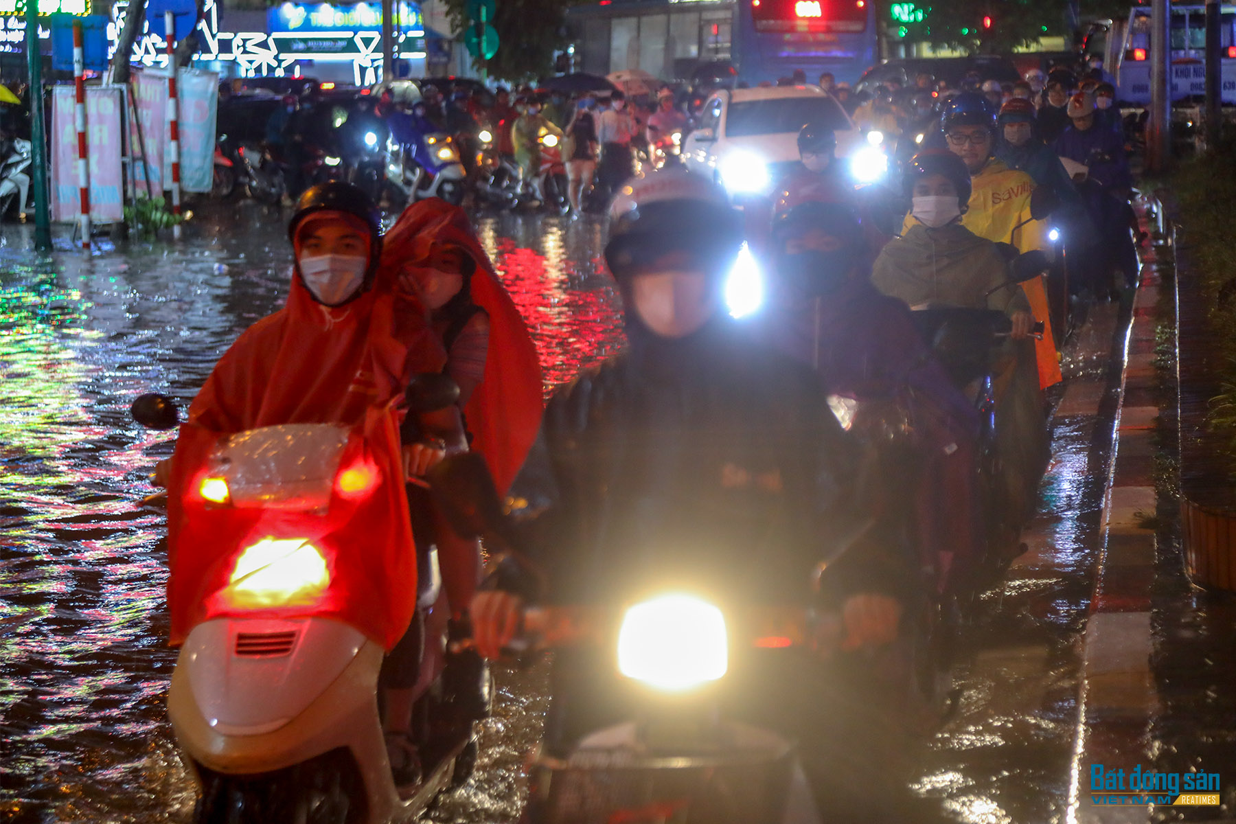 Reatimes_11.png, mưa lớn kéo dài gây tắc đường nghiêm trọng ở Hà Nội
