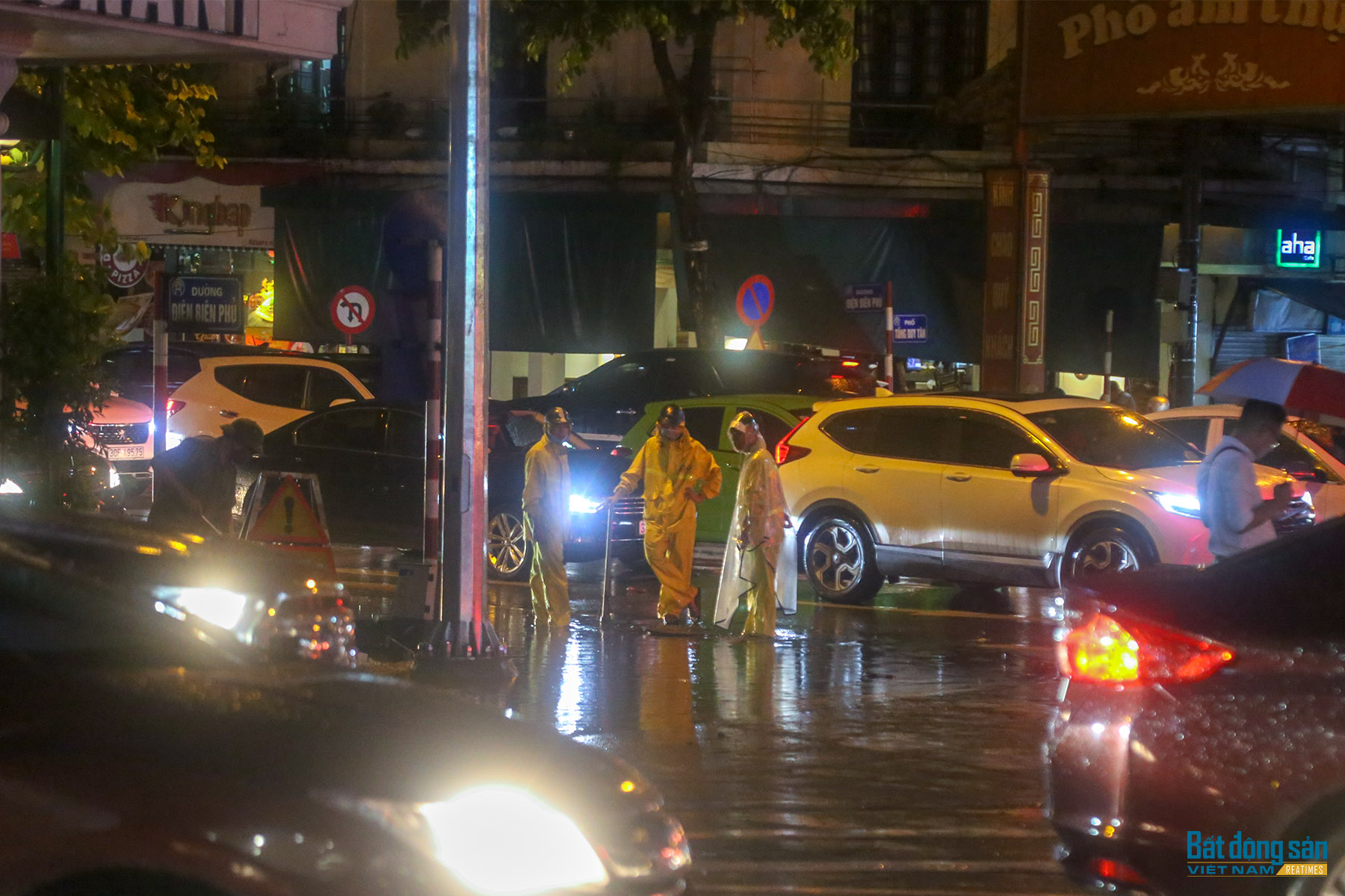 Reatimes_12.png, mưa lớn kéo dài gây tắc đường nghiêm trọng ở Hà Nội
