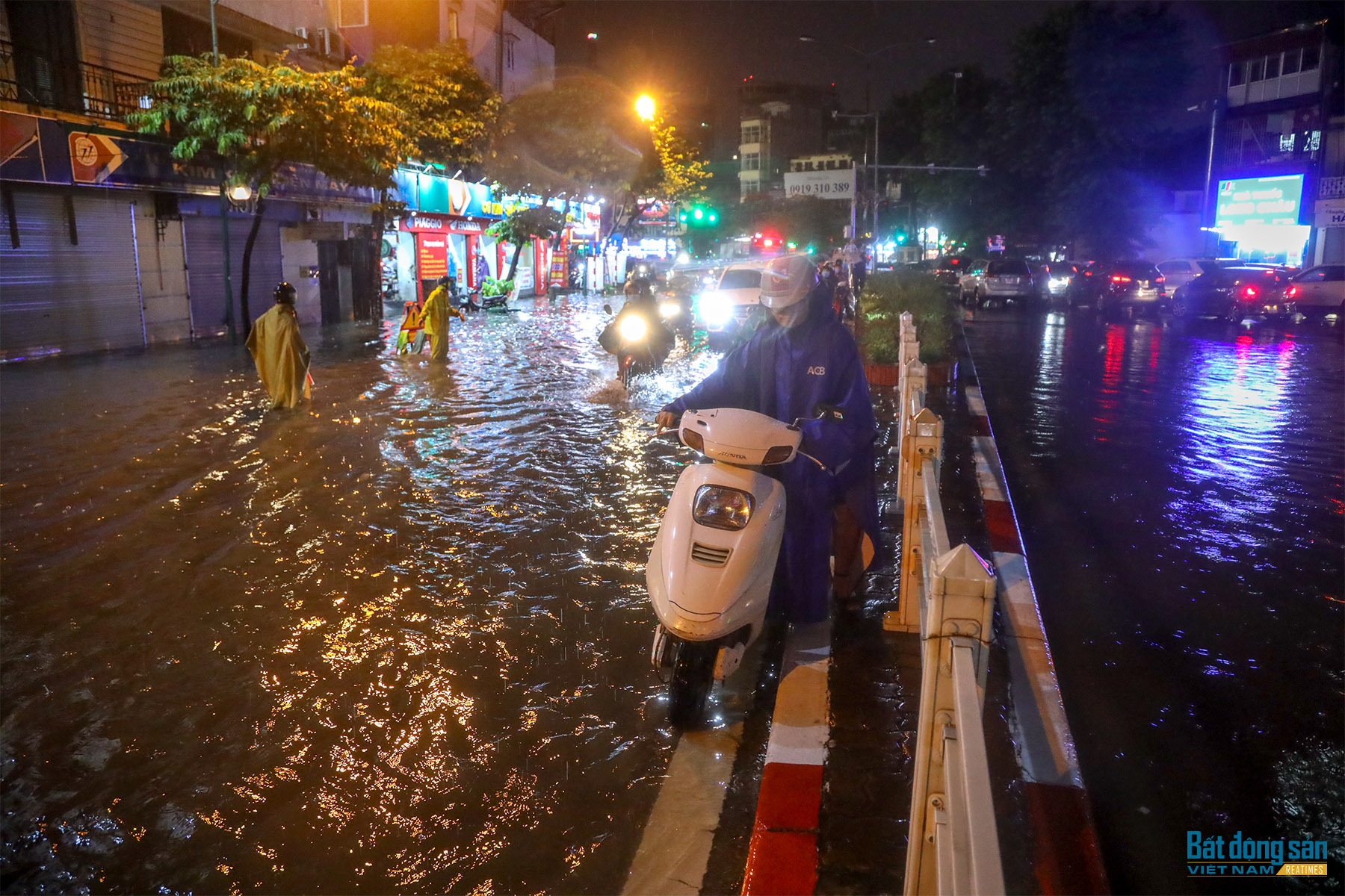 Reatimes_3.png, mưa lớn kéo dài gây tắc đường nghiêm trọng ở Hà Nội
