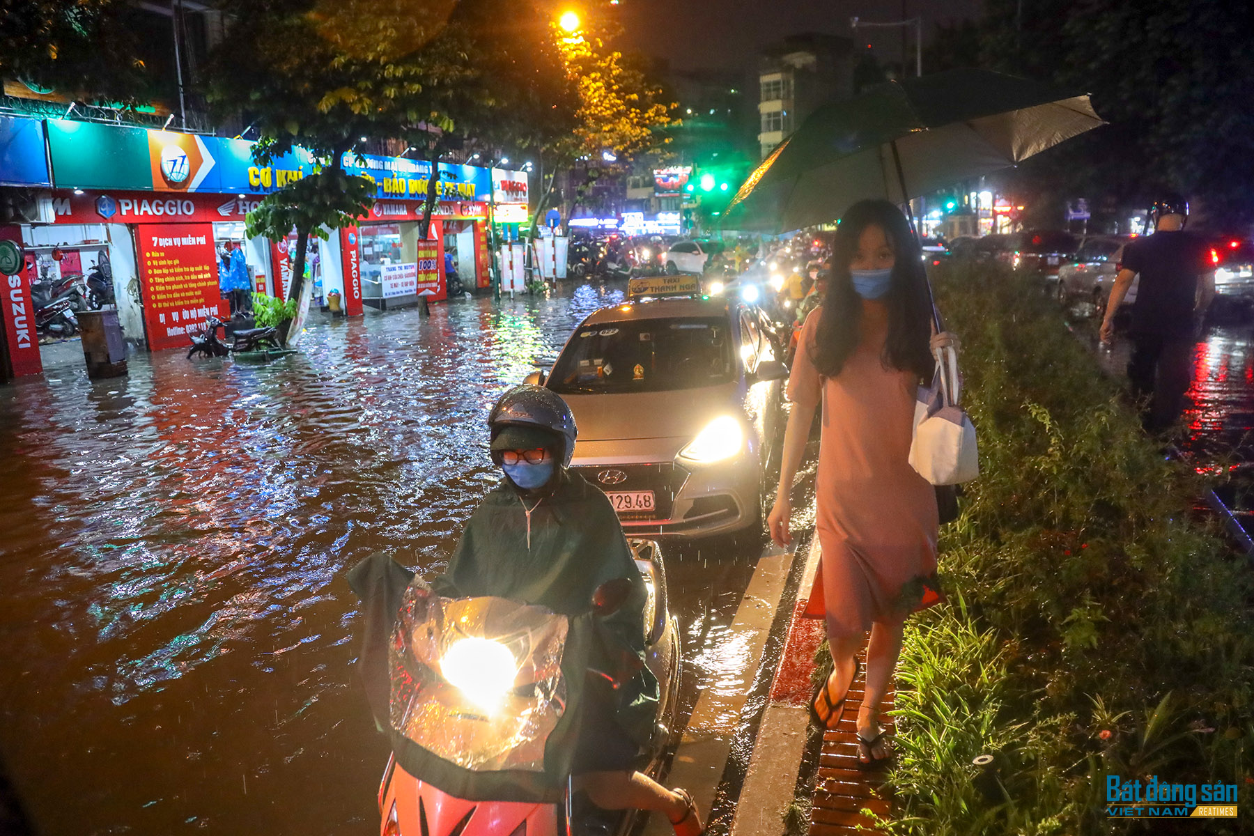 Reatimes_4.png, mưa lớn kéo dài gây tắc đường nghiêm trọng ở Hà Nội
