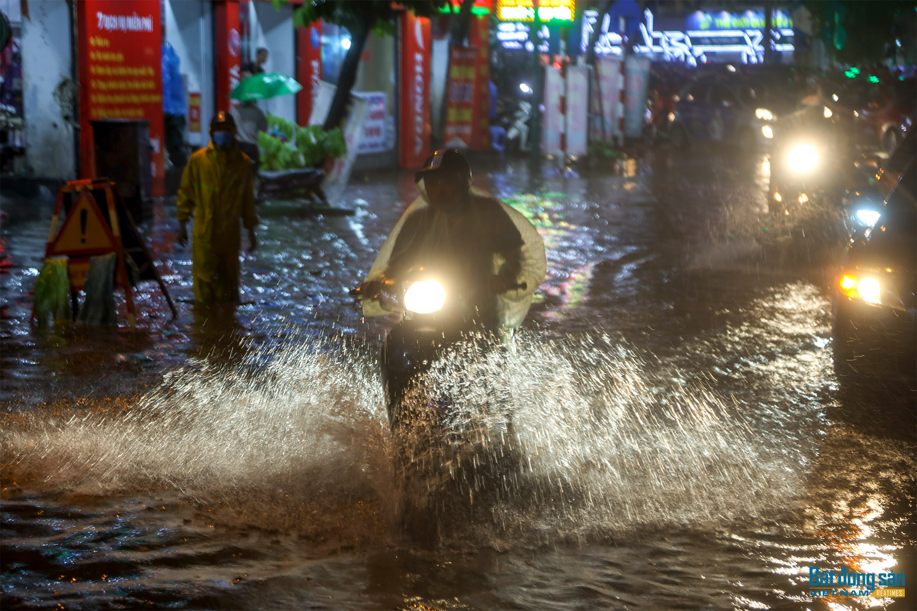 Hà Nội: Mưa lớn kéo dài, nhiều tuyến phố ùn tắc hàng trăm mét