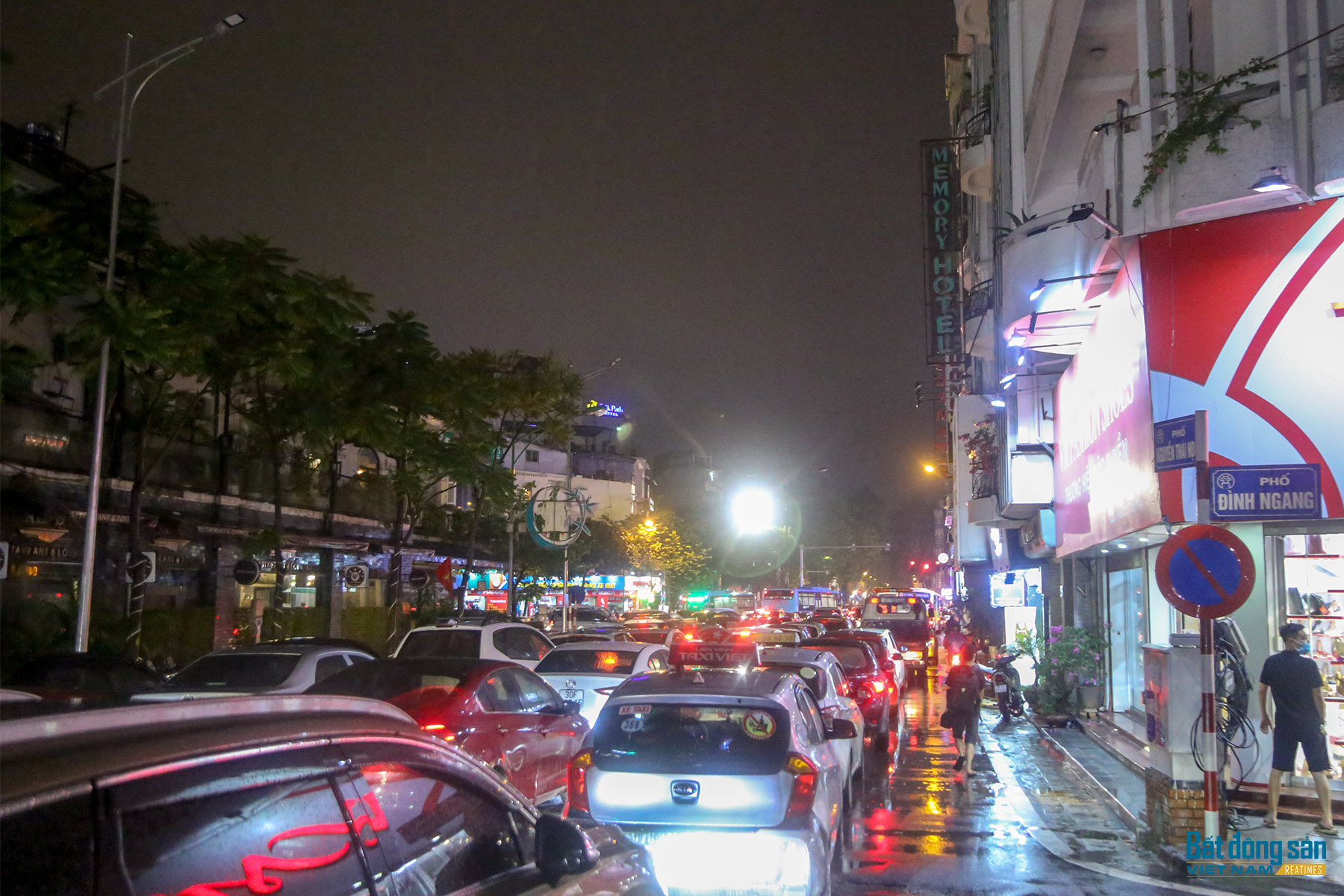 Reatimes_7.png, mưa lớn kéo dài gây tắc đường nghiêm trọng ở Hà Nội