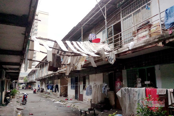 Những căn nhà xập xệ, tồi tàn tại khu tạm cư An Phú.