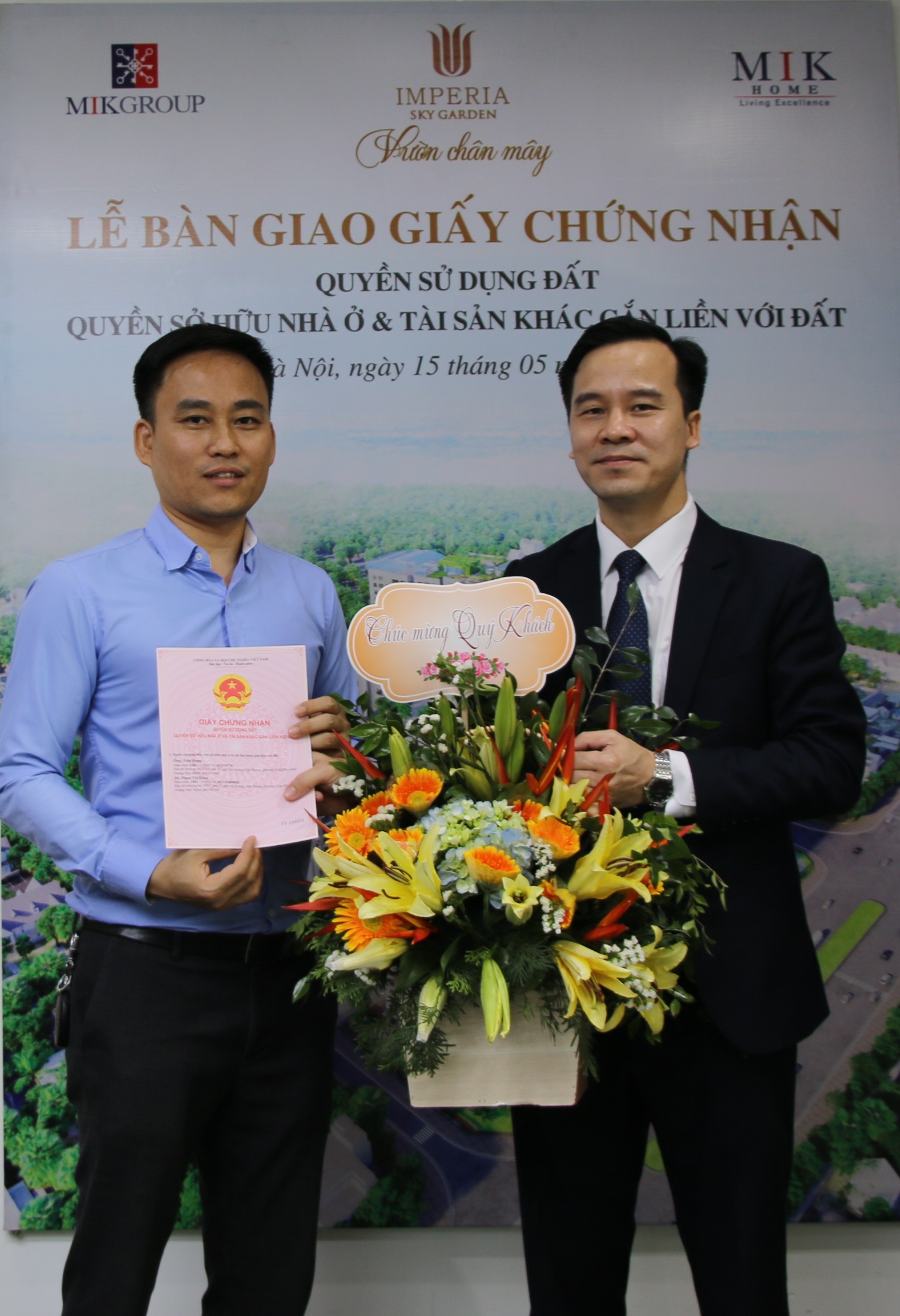 Ông Nguyễn Văn Hải – Đại diện đơn vị phát triển dự MIKGroup trao sổ đỏ cho khách hàng.