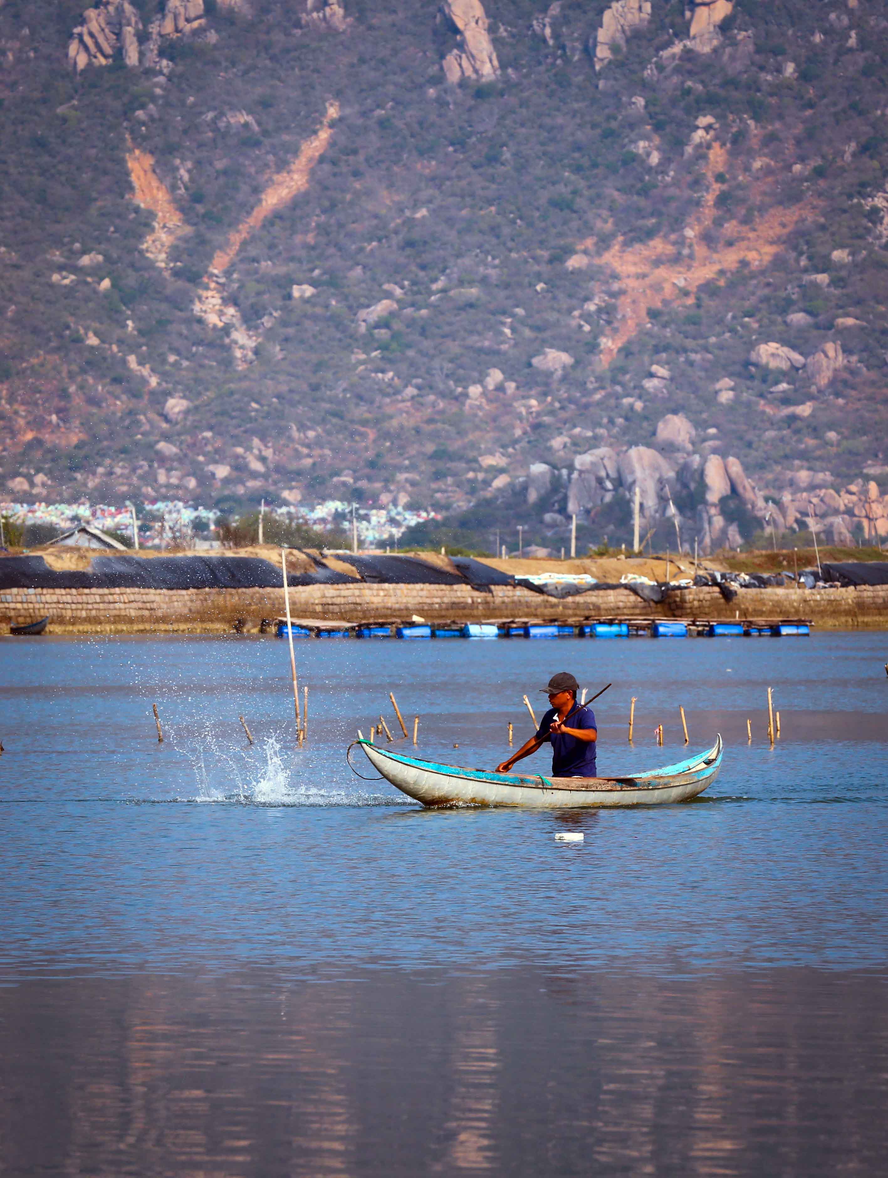 Là một trong 12 đầm phá ven biển lớn nhất Việt Nam, Đầm Nại cũng là nơi mưu sinh của nhiều ngư dân vùng biển với nghề khai thác hải sản tự nhiên từ lòng đầm bằng những chiếc xoỏng, nhẹ nhàng lướt trên mặt đầm câu, thả lưới, đặt lờ bắt cá, cạy hàu....