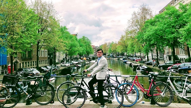Tác giả, TS. KTS. Tô Kiên tại Amsterdam, một trong những “thiên đường xe đạp” ở châu Âu và cũng là thành phố thủ đô hội tụ đủ ba yếu tố cốt lõi: thiên nhiên, văn hóa và hạ tầng ảo tiên tiến