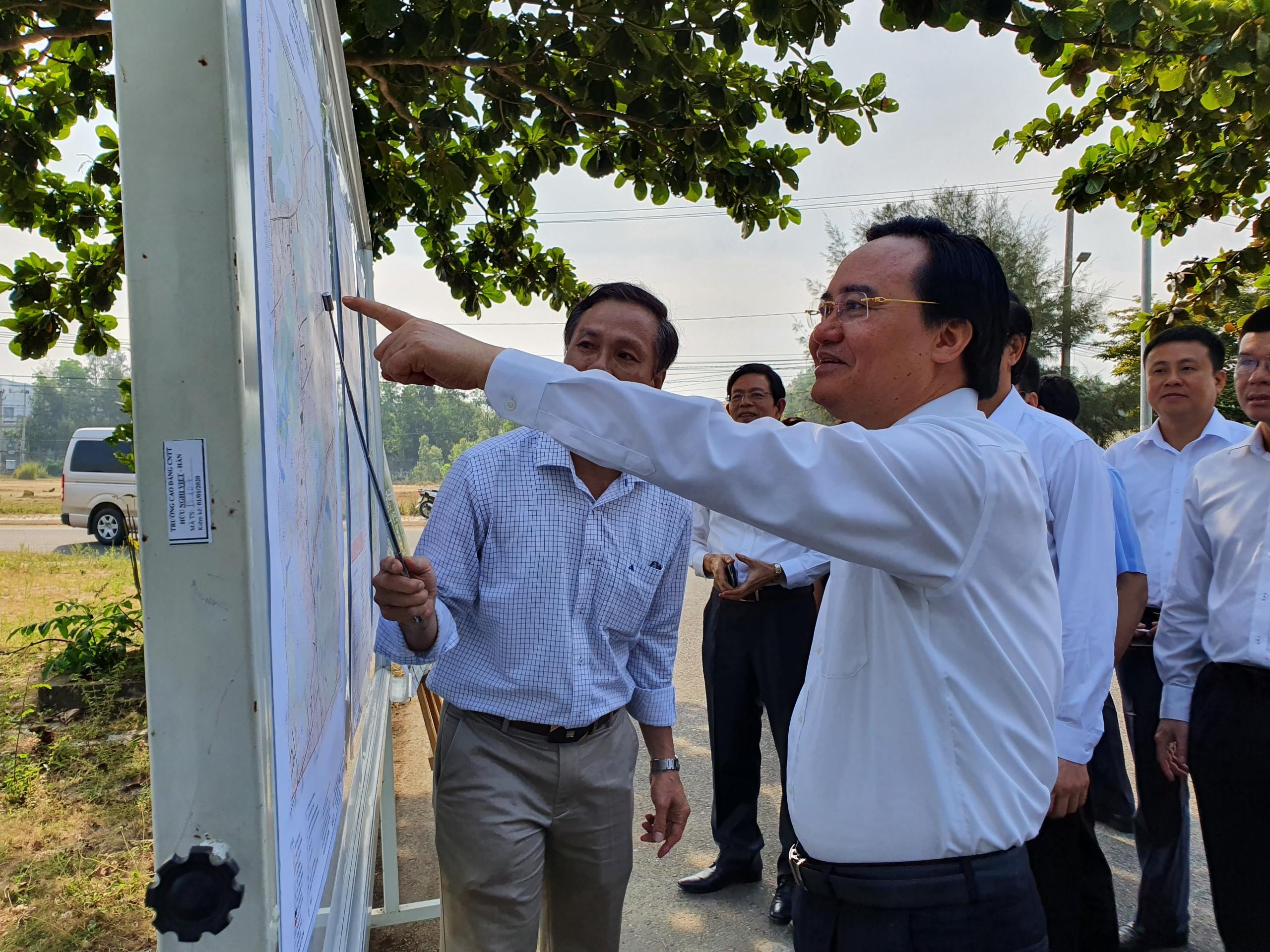 Bộ trưởng Bộ GD-ĐT Phùng Xuân Nhạ kiểm tra dự án Làng đại học Đà Nẵng vào tháng 5.2020
