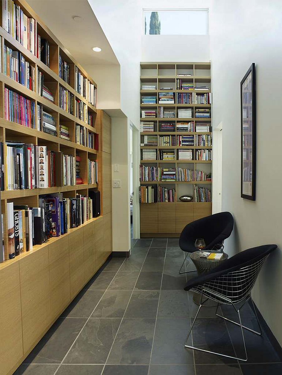 Biến hành lang thành thư viện tại gia và không gian đọc sách với không gian rộng rãi cho sách và một vài chiếc ghế.