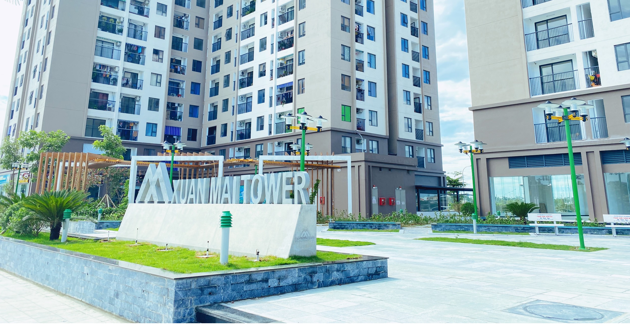 Một góc nhỏ cảnh quan đang được hoàn thiện tại tổ hợp chung cư Xuân Mai Tower Thanh Hóa