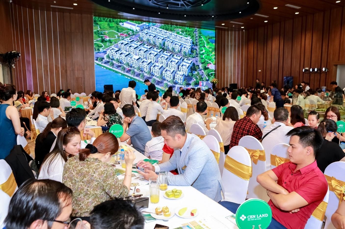Hàng trăm khách hàng tới thăm quan và trải nghiệm nhà mẫu Imperia Smart City