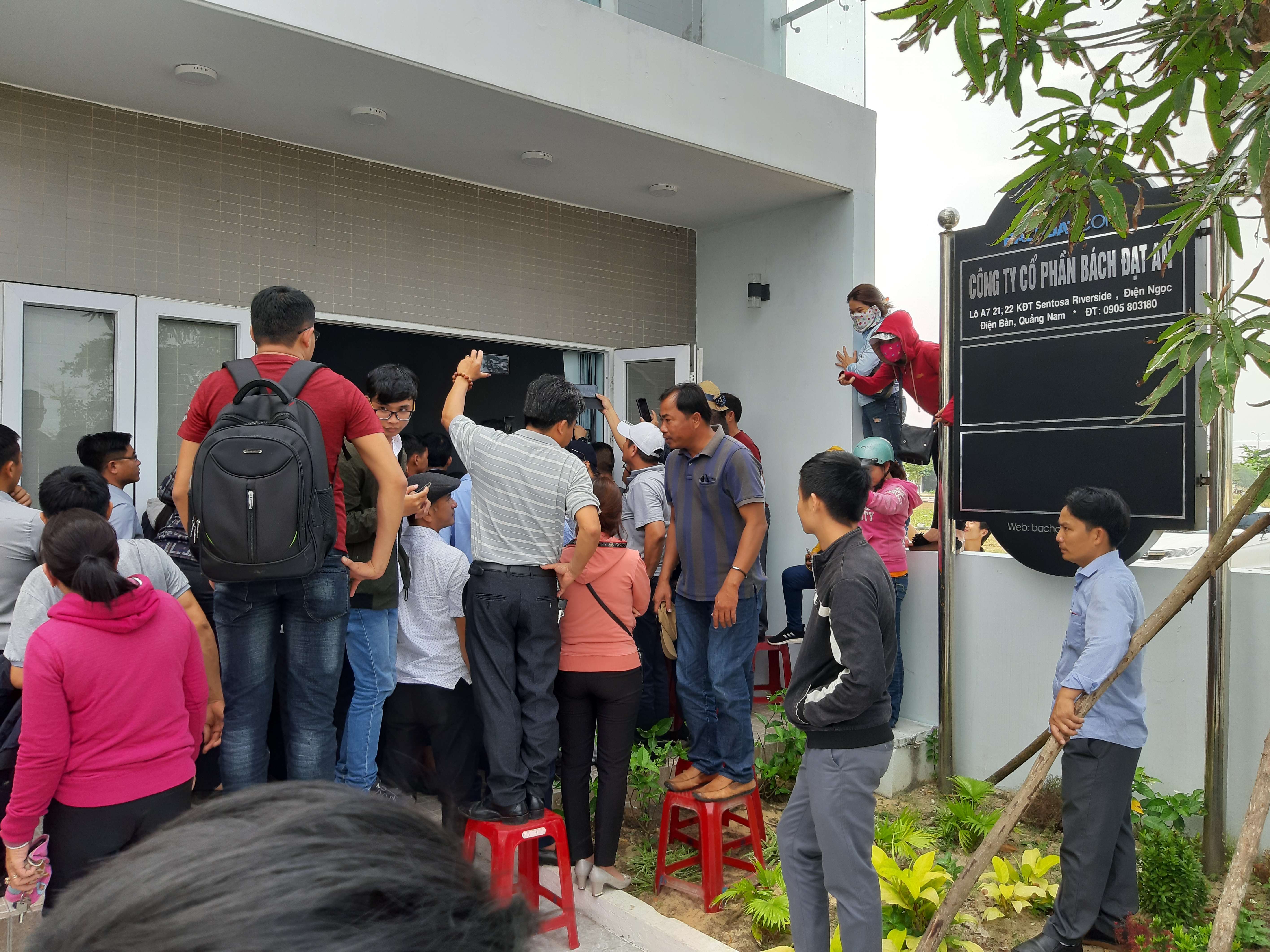 Người mua đất bao vây trụ sở Công ty CP Bách Đạt An để đòi sổ đỏ vào năm 2019