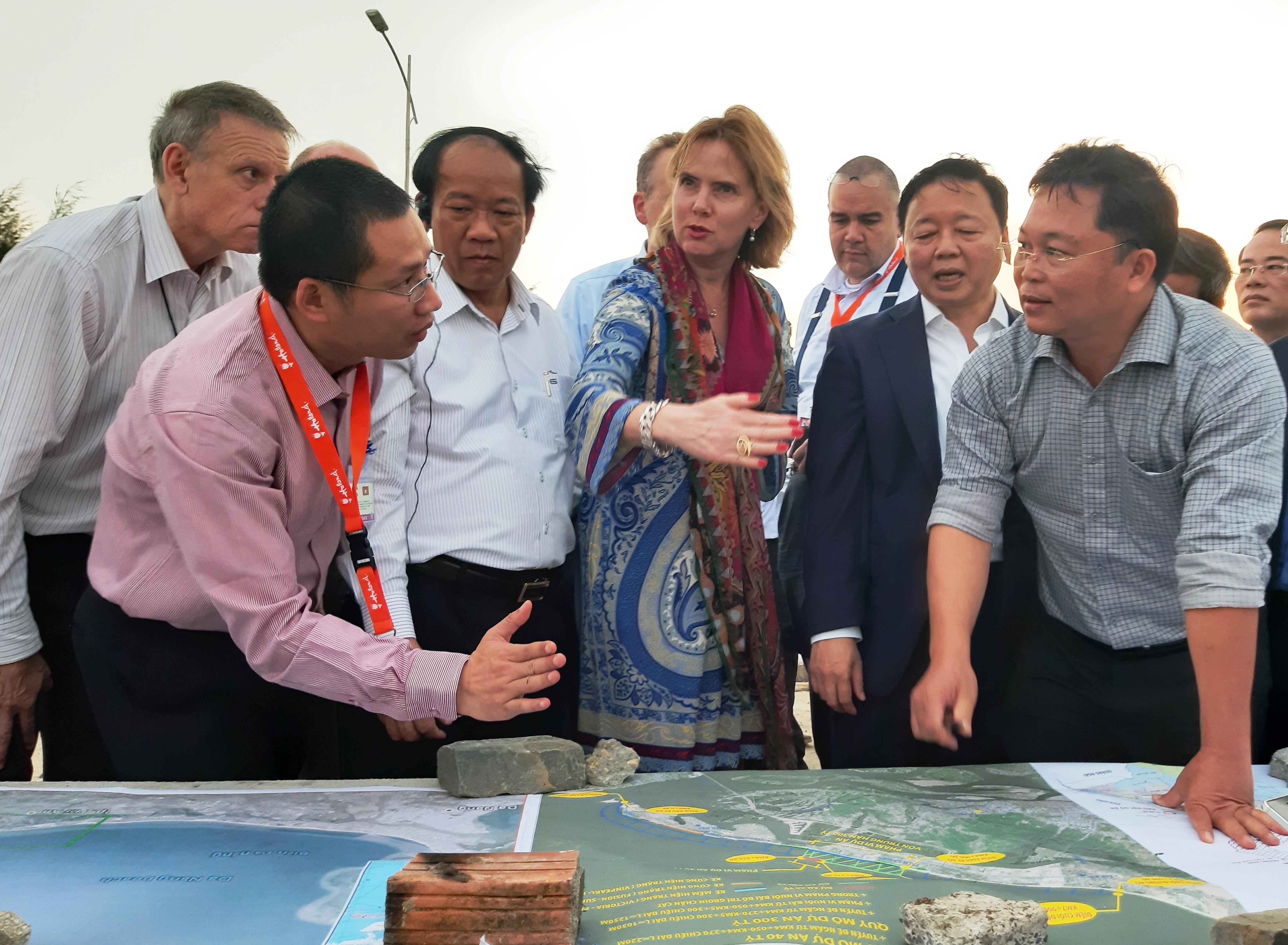 Chủ tịch UBND tỉnh Quảng Nam Lê Trí Thanh (ngoài cùng, bên phải) cùng lãnh đạo Bộ, Ngành Trung ương kiểm tra quy hoạch dọc biển Hội An