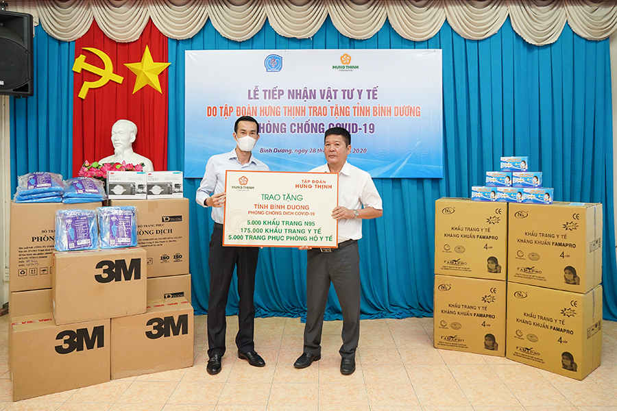 Ông Cao Minh Hiếu - Thành viên HĐQT Tập đoàn Hưng Thịnh, kiêm Phó Tổng Giám đốc Hưng Thịnh Land (bên trái) trao tặng các vật tư y tế cho đại diện Sở Y tế tỉnh Bình Dương