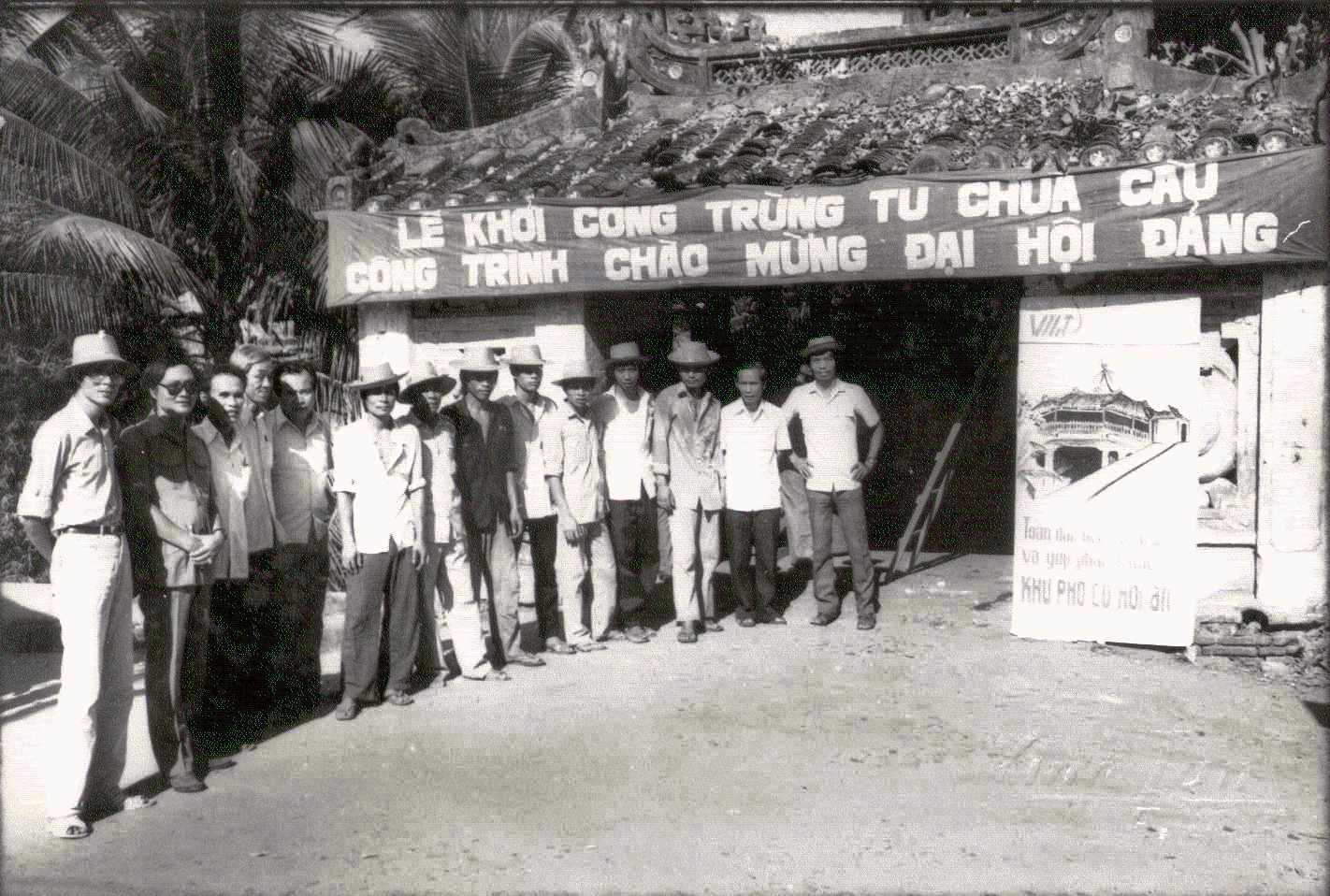 Khoi cong trung tu Chua Cau nam 1986