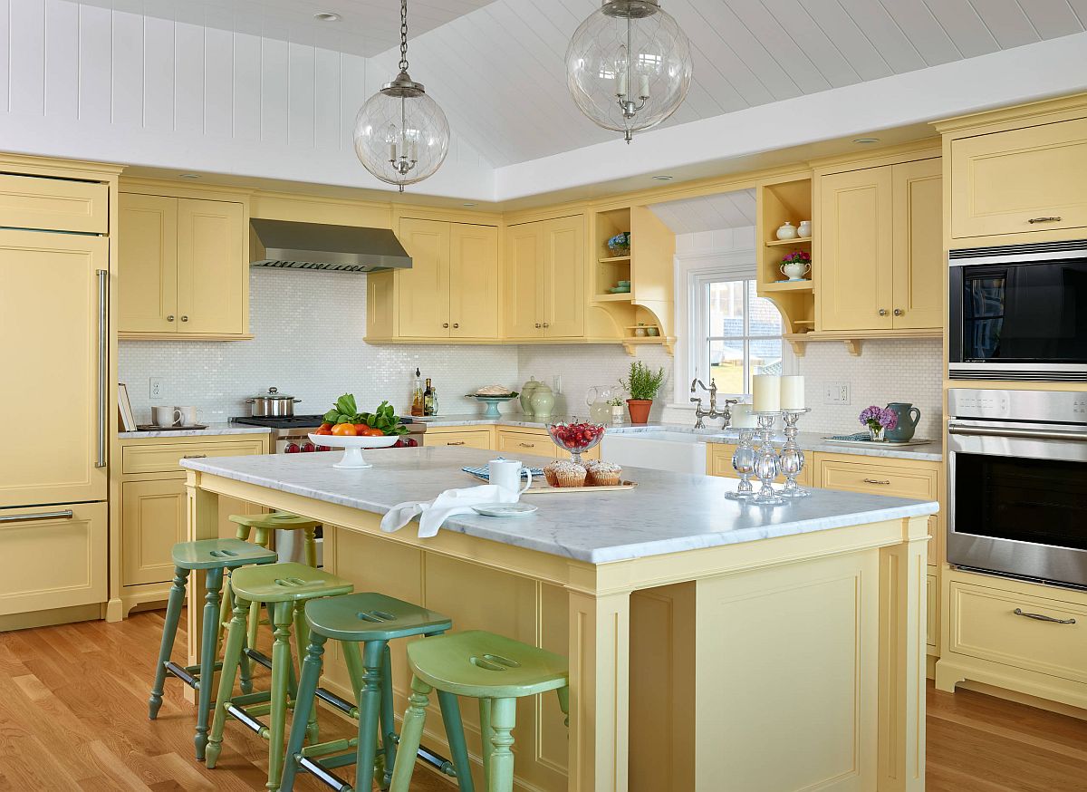 Phòng bếp phong cách biển tươi vui và nhẹ nhàng được tạo nên từ tone màu vàng nhạt và những chiếc ghế đẩu màu xanh lá pastel ở đảo bếp.
