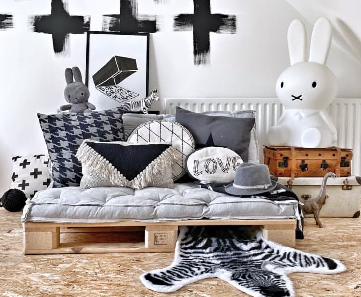 Chiếc giường tối giản này tạo thêm cảm giác hiện đại, cá tính khi được pha trộn màu sắc của họa tiết như đen, trắng, xám... Những họa tiết trung tính này giúp căn phòng ngủ trở nên vui tươi, thân thiện với lứa tuổi trẻ em.