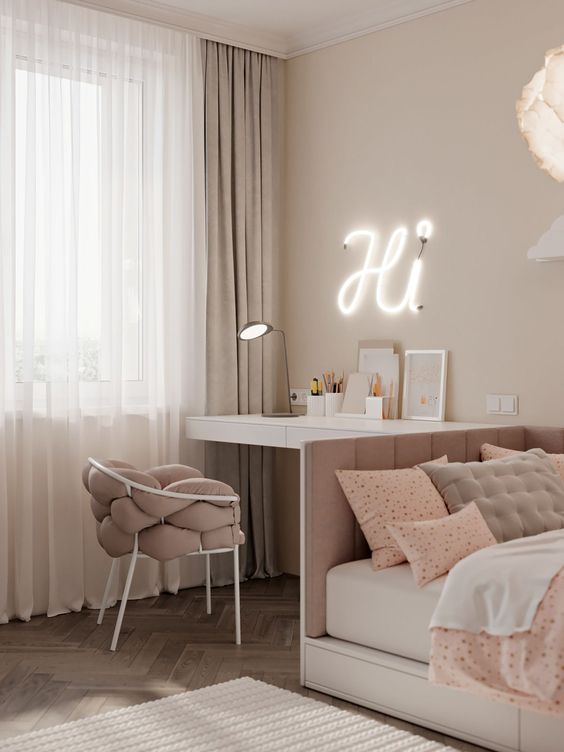 một phòng ngủ thiếu niên màu trắng và bụi hồng xinh đẹp với hàng dệt may được in, đèn neon và đèn bàn