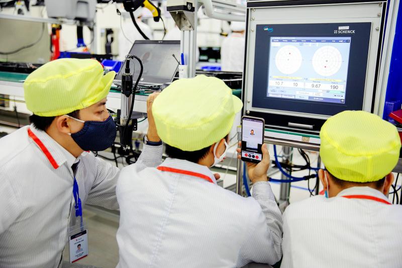 Ảnh 6:  Các kỹ sư và công nhân của VinSmart thường xuyên họp trực tuyến, trao đổi với chuyên gia của Tập đoàn sản xuất thiết bị y tế Medtronic (Mỹ) về kỹ thuật sản xuất. Được biết, nhân sự của VinSmart đã nhanh chóng làm chủ việc sản xuất bo mạch máy thở dù mới chỉ bước chân vào lĩnh vực này vào cuối tháng 3/2020. Hình ảnh được Bloomberg thực hiện và tờ Taipei Times (Đài Loan) dẫn lại trong bài “Tỷ phú giàu nhất Việt Nam với khát vọng đưa sản phẩm Việt ra thế giới”.