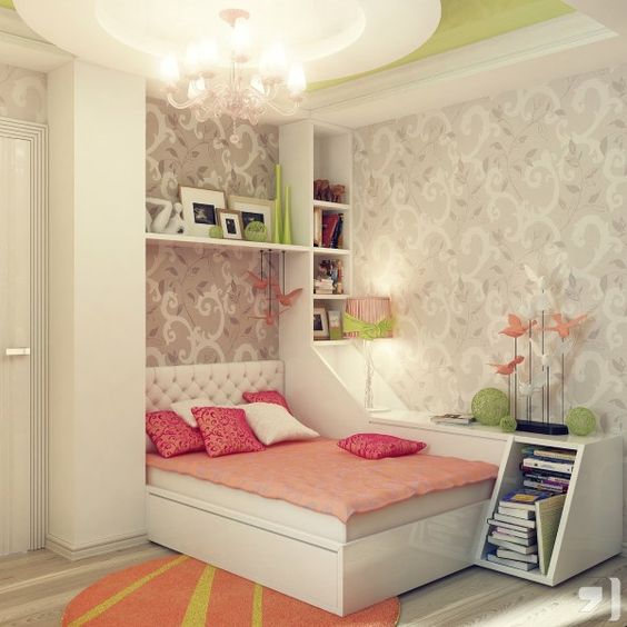 một phòng ngủ cô gái tuổi teen tinh tế với giấy dán tường in, đồ nội thất trung tính, bộ đồ giường màu hồng san hô và màu xanh neon
