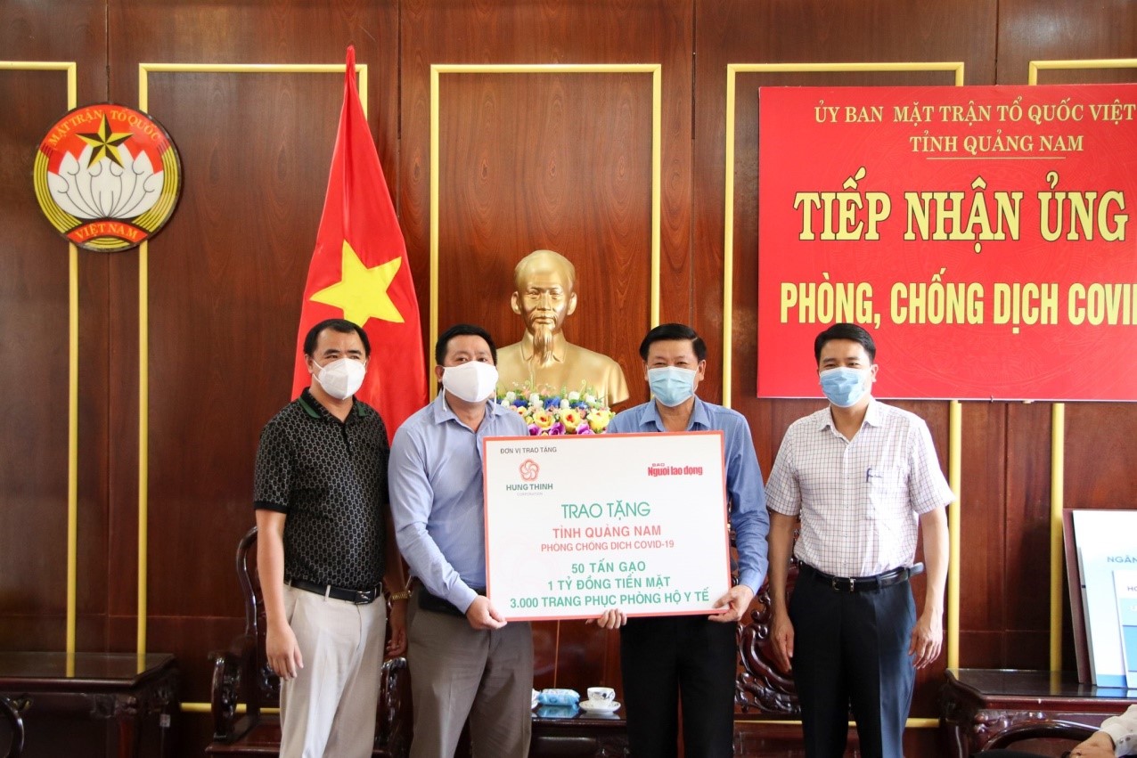 Chiều ngày 7/8, toàn bộ kinh phí cùng nhu yếu phẩm và vật dụng y tế ủng hộ tỉnh Quảng Nam phòng chống dịch Covid-19 đã được trao cho ông Lê Thái Bình - Phó Chủ tịch Ủy ban MTTQ Việt Nam tỉnh Quảng Nam (thứ hai từ phải sang)