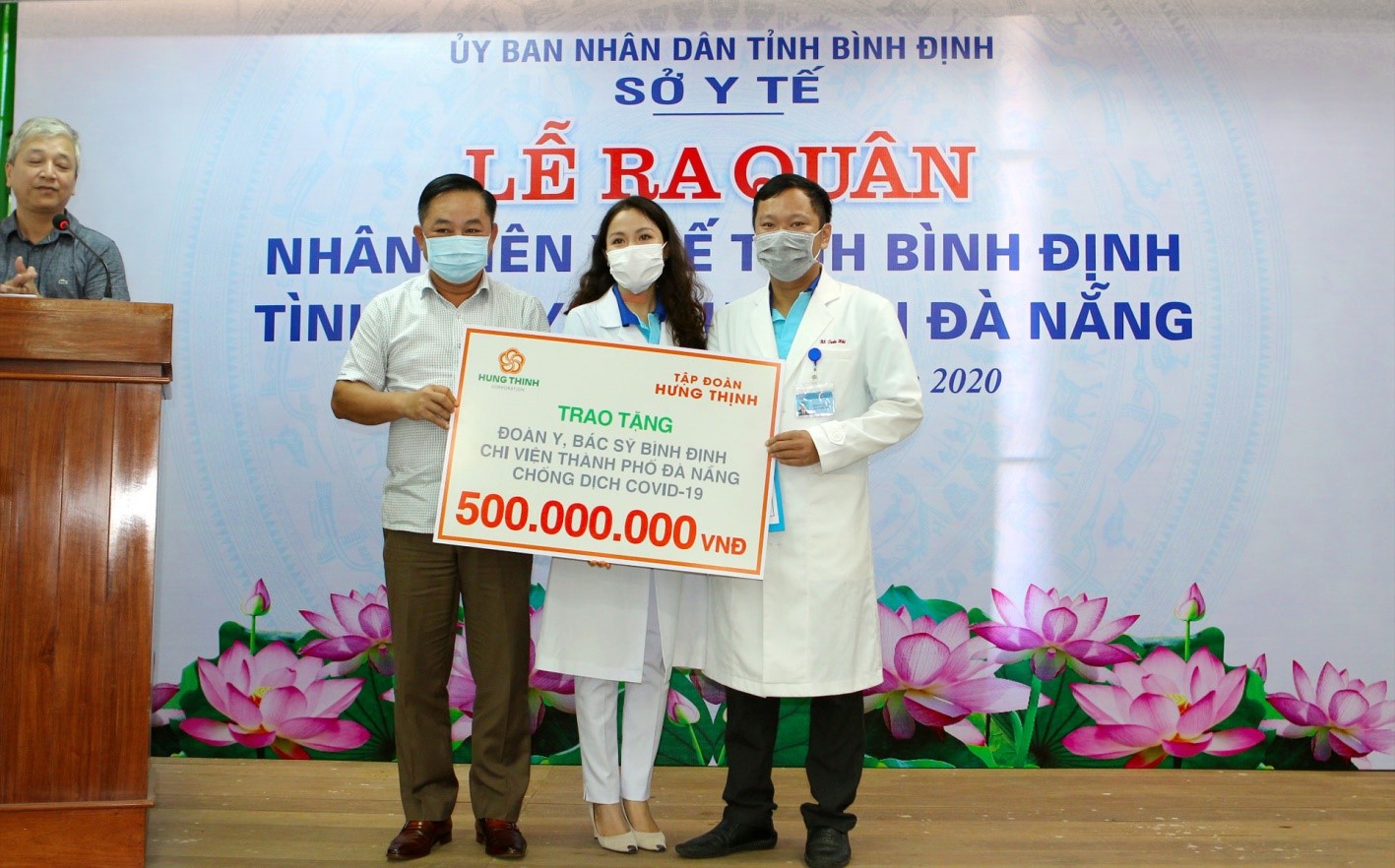 Ông Nguyễn Hữu Sang (bên trái) đại diện Tập đoàn Hưng Thịnh trao tặng 500 triệu đồng cho đoàn y, bác sĩ Bình Định chi viện TP. Đà Nẵng