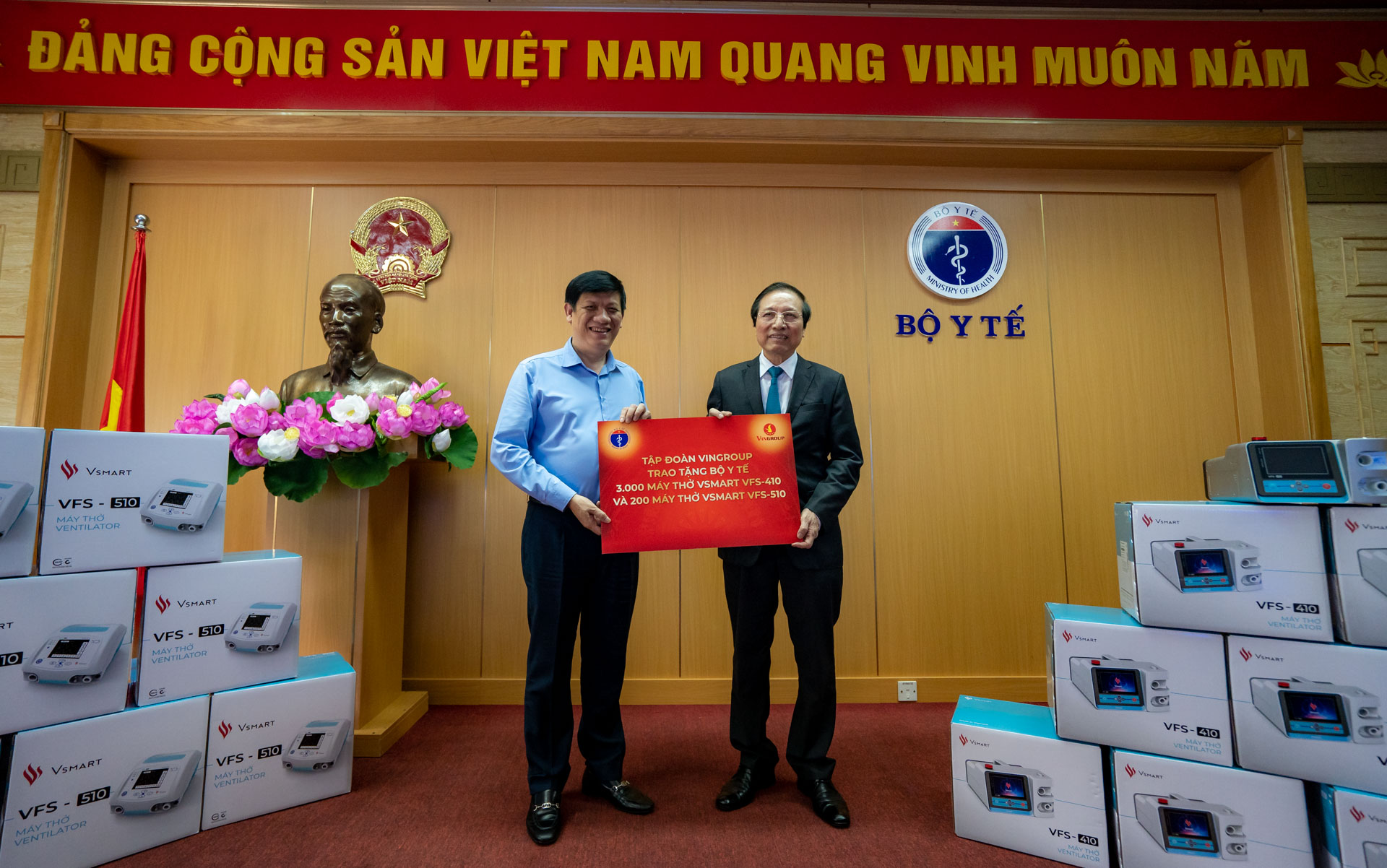 Đại diện Vingroup trao tặng máy thở cho Quyền Bộ trưởng Bộ Y tế Nguyễn Thanh Long