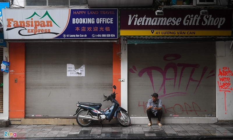 Hàng loạt cửa hàng trên phố cổ Hà Nội phải đóng cửa vì vắng bóng du khách quốc tế. Ảnh: Việt Hùng.
