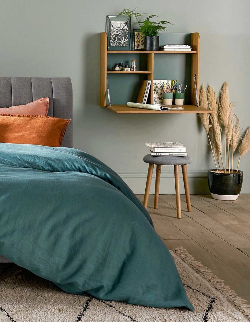 Trong phòng này có thảm Berber, bàn làm việc treo tường có thể gấp lại cung cấp không gian để làm việc một cách dễ dàng từ giường của bạn.
Chi tiết tạo nên sự khác biệt trên mẫu xe này chính là nội thất xanh. Màu sắc này vẫn hiển thị khi giá được gấp xuống. Thật vậy, nó không che phần trên có chứa một kệ nhỏ.