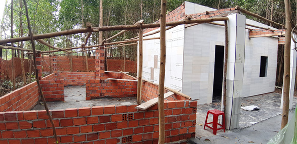 Hàng trăm trường hợp xây dựng không phép ở Núi Thành là nỗi lo lớn của UBND tỉnh Quảng Nam khi đền bù, giải tỏa, bố tri tái định cư. ẢNH: H.P