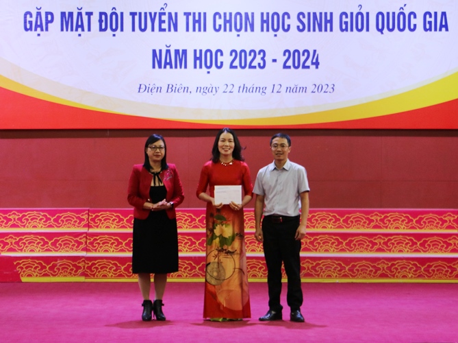 Gặp mặt đội tuyển thi chọn học sinh giỏi quốc gia năm học 2023 - 2024- Ảnh 5.