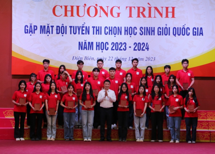 Gặp mặt đội tuyển thi chọn học sinh giỏi quốc gia năm học 2023 - 2024- Ảnh 4.