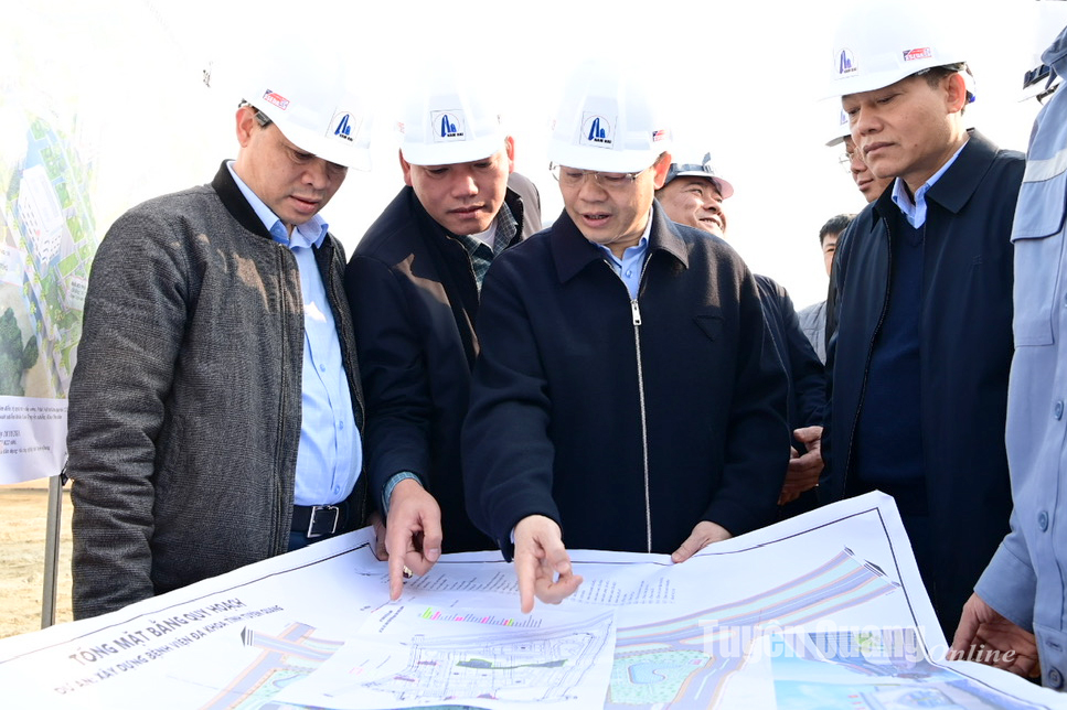 Chủ tịch UBND tỉnh Tuyên Quang kiểm tra tiến độ đầu tư xây dựng, giải ngân vốn đầu tư công một số dự án- Ảnh 2.