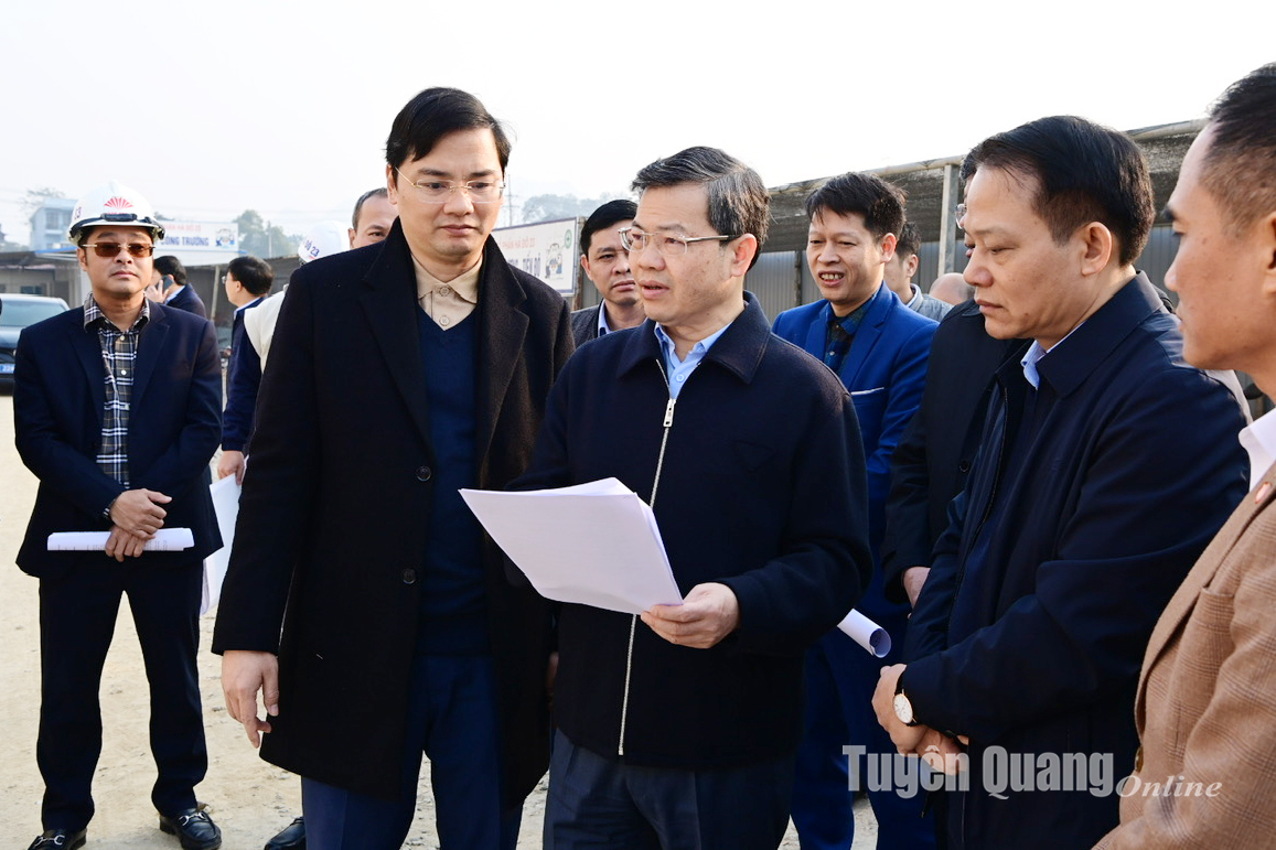 Chủ tịch UBND tỉnh Tuyên Quang kiểm tra tiến độ đầu tư xây dựng, giải ngân vốn đầu tư công một số dự án- Ảnh 1.