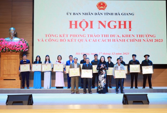 Hà Giang tổng kết phong trào thi đua, công tác khen thưởng và công bố kết quả cải cách hành chính năm 2023- Ảnh 14.