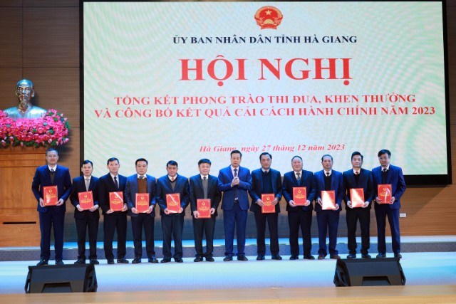 Hà Giang tổng kết phong trào thi đua, công tác khen thưởng và công bố kết quả cải cách hành chính năm 2023- Ảnh 15.