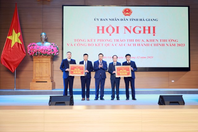 Hà Giang tổng kết phong trào thi đua, công tác khen thưởng và công bố kết quả cải cách hành chính năm 2023- Ảnh 9.