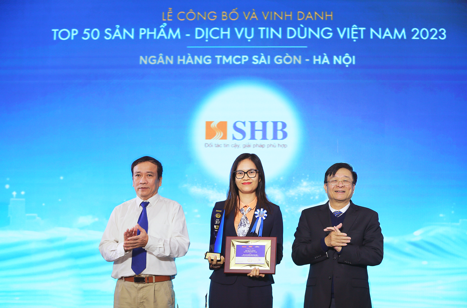 Thẻ tín dụng SHB VISA Platinum được vinh danh Top 50 sản phẩm dịch vụ tin dùng Việt Nam 2023- Ảnh 1.