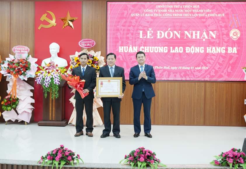 Thừa Thiên Huế: Công ty TNHH Nhà nước MTV Quản lý khai thác công trình thủy lợi đón nhận Huân chương Lao động hạng Ba- Ảnh 1.