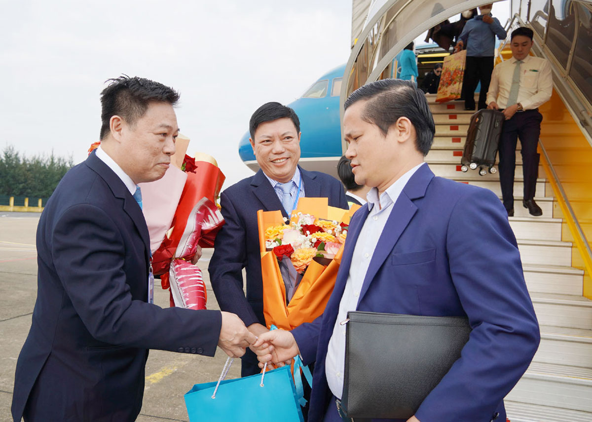 Quảng Bình: Đón đoàn khách du lịch đầu tiên bằng đường hàng không trong năm 2024- Ảnh 1.
